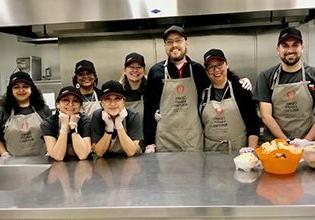 Patelco team members in the kitchen gettting ready to serve at 敞开心扉的厨房